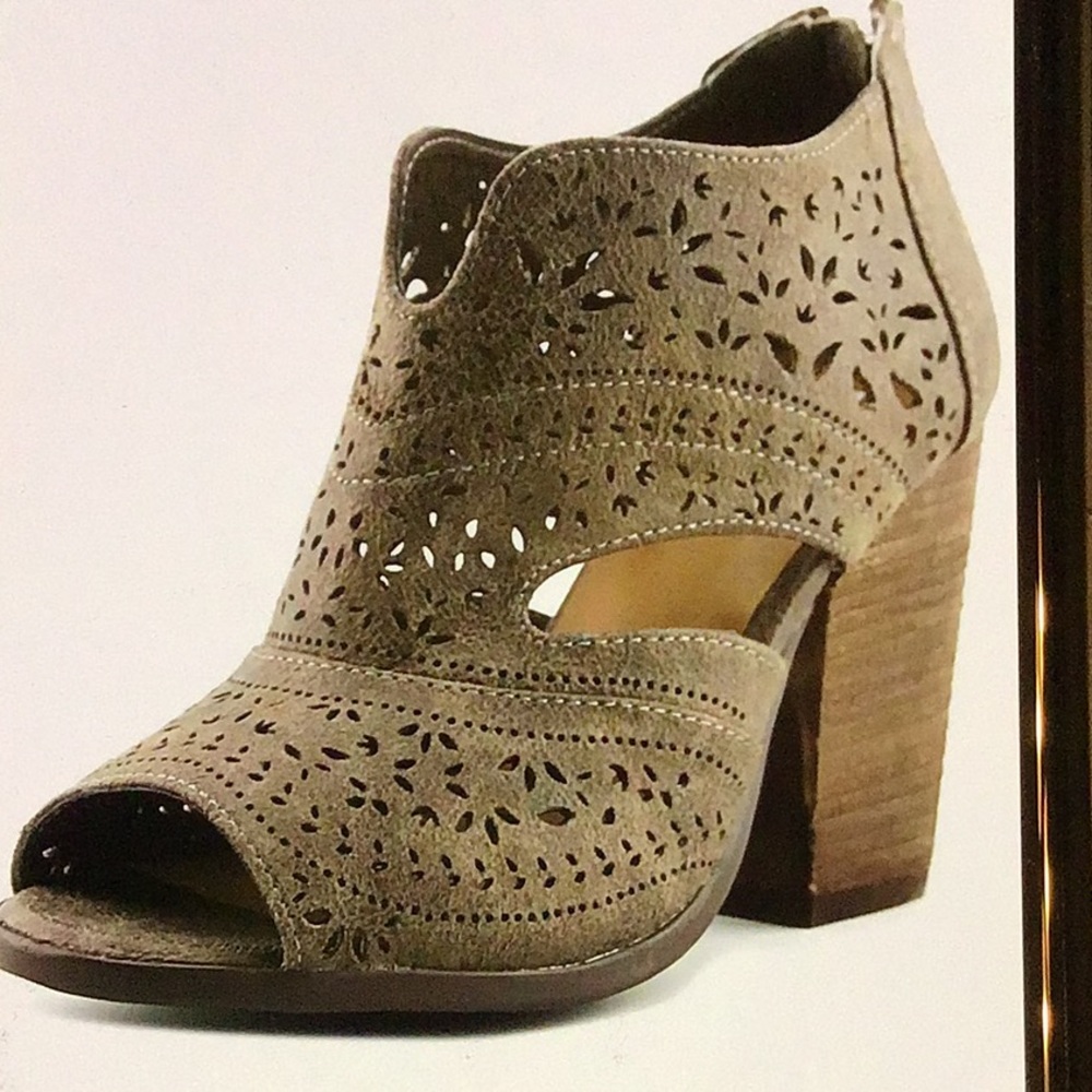Not Rated Santana Grey laser cut booties size 7.5